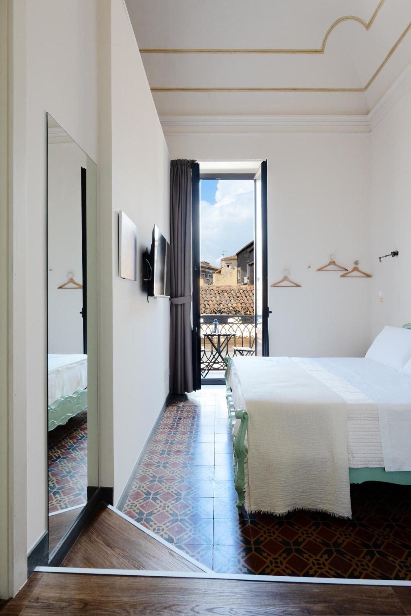 Holiday Lux Boutique Room Катания Екстериор снимка